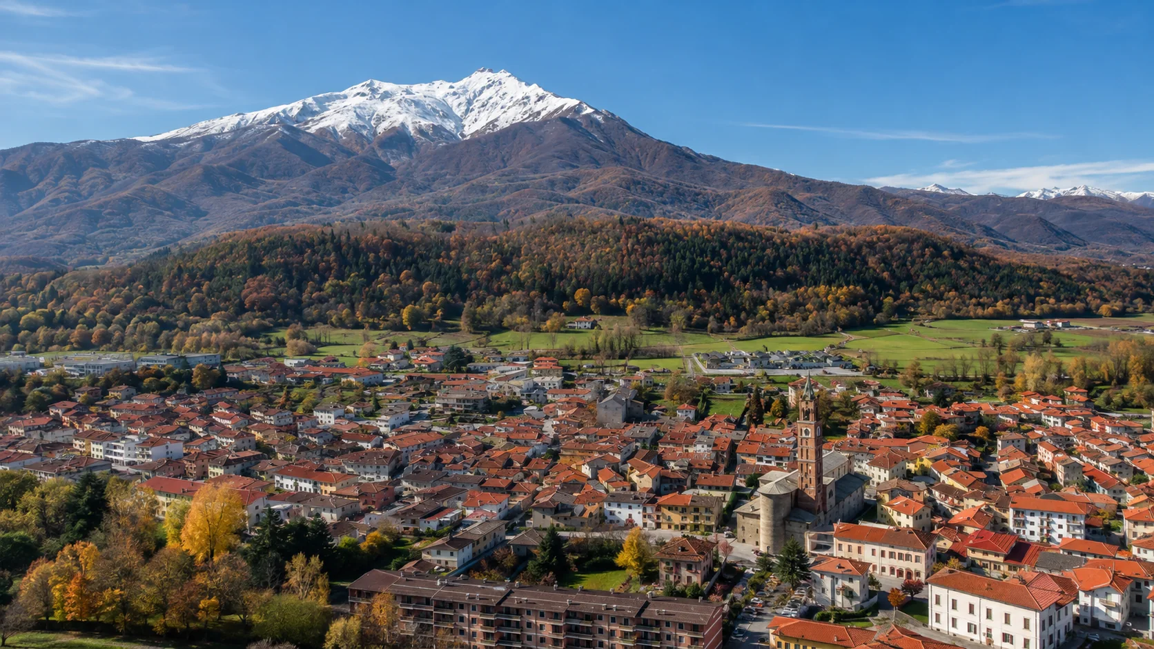 Veduta di Chiusa di Pesio ai piedi delle Alpi in autunno
